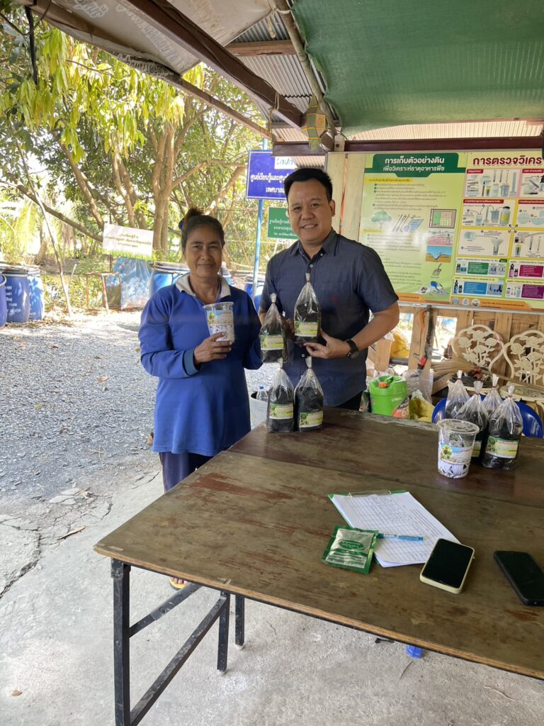 เกษตรพุทธมณฑล ลงพื้นที่มอบแมลงศัตรูธรรมชาติให้แก่เกษตรกรกลุ่มเป้าหมาย